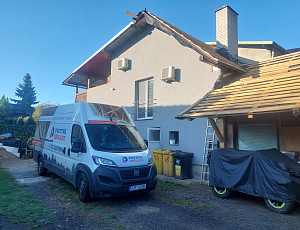 Zateplení stropu rodinného domu pomocí foukané izolace